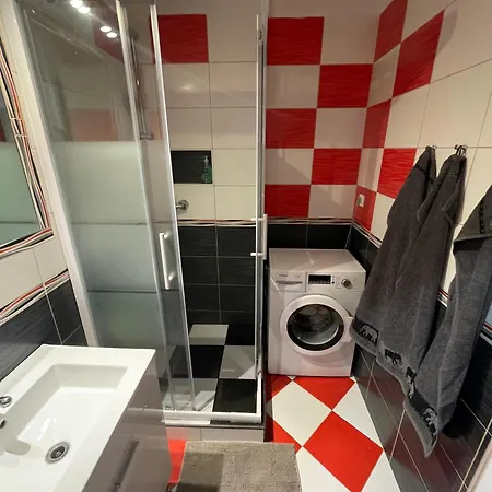 شقة 3br Near Center With Parking *