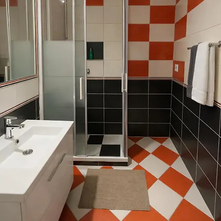 3br Near Center With Parking Διαμέρισμα Μπρατισλάβα